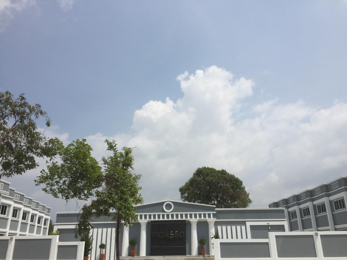 Picasso Motel Pattaya Bagian luar foto