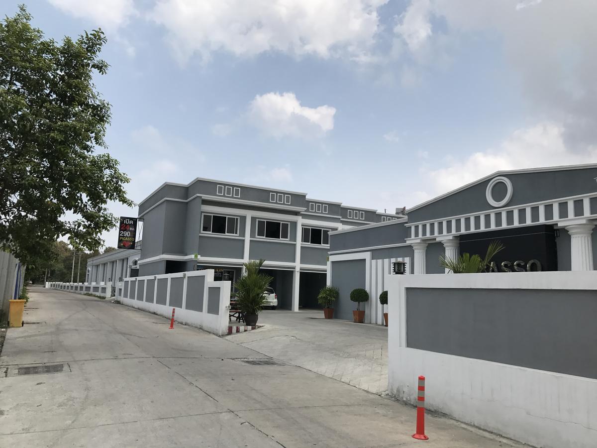 Picasso Motel Pattaya Bagian luar foto