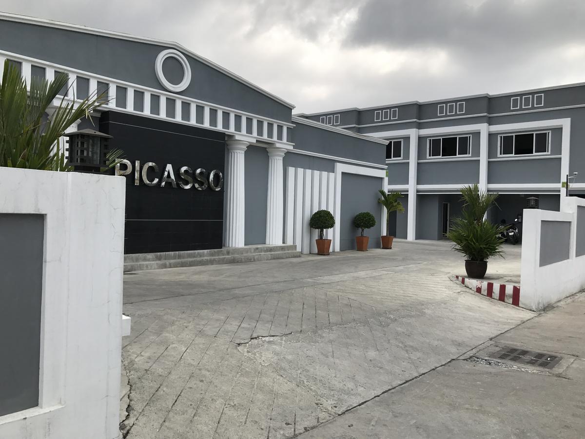 Picasso Motel Pattaya Bagian luar foto